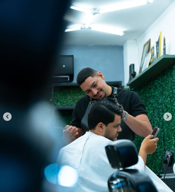 Barbeiro da Witt’s realizando um corte masculino
